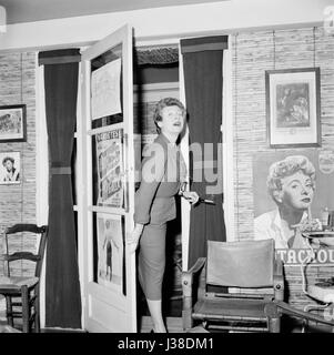 Henriette Ragon, connu sous le nom de Patachou, chanteuse et actrice française, à la maison en 1955. Photo Georges Rétif de la Breton Banque D'Images