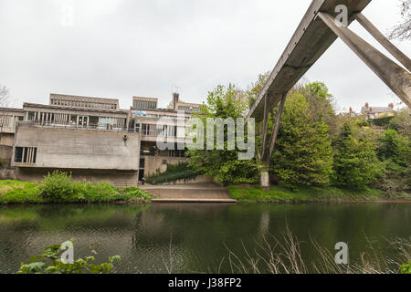 L'arrière de Dunelm maison avec le Kingsgate pont sur la rivière Wear Banque D'Images