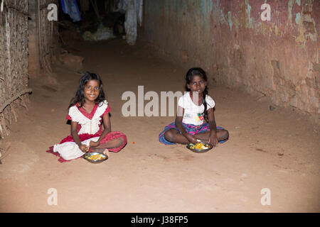 Film image éditoriale. Pondicherry, Tamil Nadu, Inde - le 24 avril 2014. Jeune fille très pauvres assis dans la rue, manger sur le sol lors de th Banque D'Images