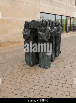 'Le Voyage', une sculpture par Fenwick Lawson à Durham city représentant six moines transportant Saint Cuthberts cercueil à la cathédrale de Durham Banque D'Images