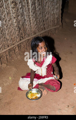 Film image éditoriale. Pondicherry, Tamil Nadu, Inde - le 24 avril 2014. Jeune fille très pauvres assis dans la rue, manger sur le sol lors de th Banque D'Images