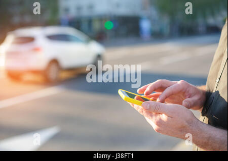 Homme avec un téléphone dans sa main écrit un message Banque D'Images