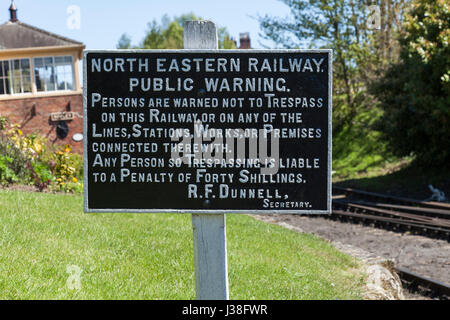 Avis d'avertissement de marcher sur les lignes de chemin de fer au Beamish Museum,Co.Durham, Angleterre, Royaume-Uni Banque D'Images