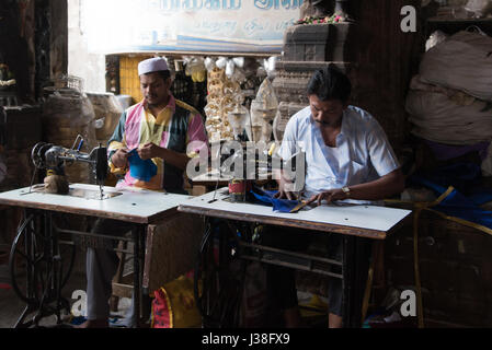 Tailleurs à l'intérieur du Temple Meenakshi Amman à Madurai, Inde Banque D'Images