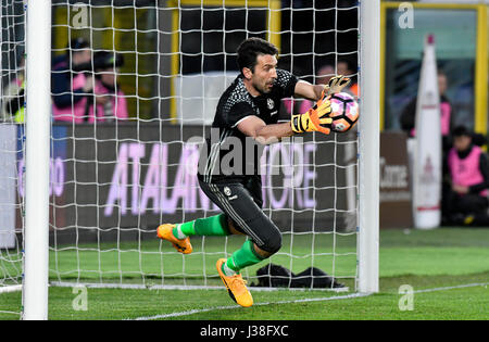Le gardien de but de football sauve le ballon lors d'un match professionnel, en Italie. Banque D'Images