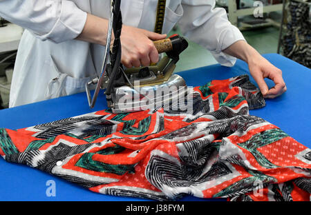 Les vêtements de mode Missoni à la main l'usine italienne de Sumirago, Italie. Banque D'Images