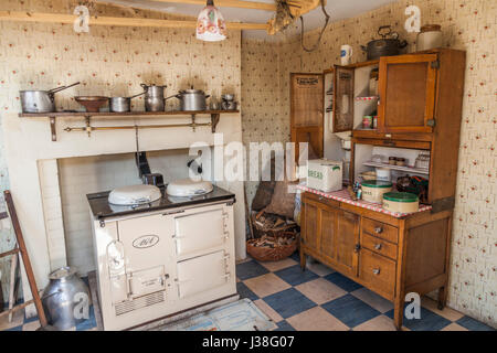 À l'intérieur d'une cuisine de la ferme au musée Beamish,Co.Durham, Angleterre, Royaume-Uni Banque D'Images