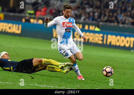 Joueurs de football, Drives Meretens et Jeson Murillo, en action au stade san siro pour la série A match FC Internazionale vs Napoli, à Milan. Banque D'Images