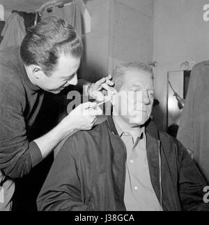 L'acteur français Jean Gabin lors d'une séance de maquillage sur le tournage d'un film. c.1956-1957 Photo Georges Rétif de la Breton Banque D'Images