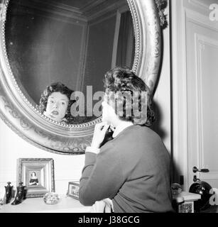 L'actrice française Micheline Presle à la maison. c.1953 Photo Georges Rétif de la Breton Banque D'Images