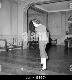 L'actrice française Micheline Presle à la maison. c.1953 Photo Georges Rétif de la Breton Banque D'Images