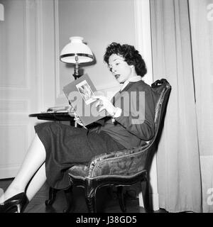 L'actrice française Micheline Presle à la maison. c.1953 Photo Georges Rétif de la Breton Banque D'Images