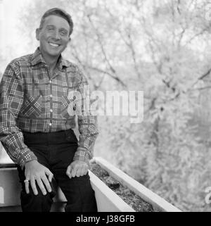 Charles Trenet dans sa maison située à La Varenne Saint-Hilaire près de Paris. c.1955 Banque D'Images