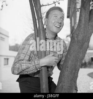 Charles Trenet dans sa maison située à La Varenne Saint-Hilaire près de Paris. c.1955 Banque D'Images