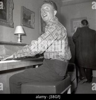 Charles Trenet dans sa maison située à La Varenne Saint-Hilaire près de Paris. c.1955 Banque D'Images