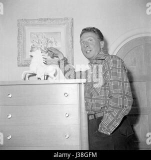 Charles Trenet dans sa maison située à La Varenne Saint-Hilaire près de Paris. c.1955 Banque D'Images