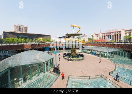 Chengdu, province du Sichuan, Chine - Apr 13, 2017 : Tianfu square (place centrale à Chengdu) avec ciel bleu Banque D'Images