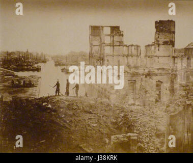 La commune de Paris était un gouvernement socialiste révolutionnaire qui gouverna Paris brièvement en 1871. Les Docks de la Villette, situés dans le 19ème arrondissement, ont joué un rôle crucial dans l’industrialisation de Paris et demeurent un site historique et architectural important. Banque D'Images