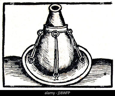 Cucurbite bain marie est un type d'appareil de cuisson ancien utilisé pour chauffer des substances doucement en les plaçant dans un récipient réglé sur de l'eau bouillante. Il est couramment utilisé dans les pratiques culinaires modernes et traditionnelles pour les processus de cuisson délicats. Banque D'Images
