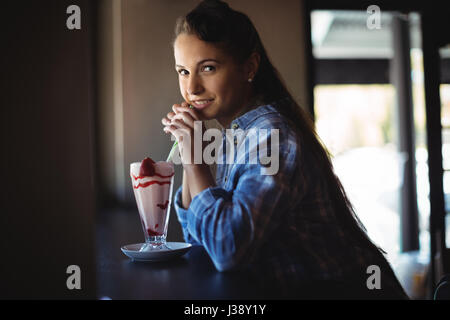Portrait de belle femme ayant frappé dans le Banque D'Images