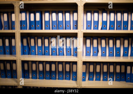 Dossiers classés bleu sur armoire métallique Banque D'Images