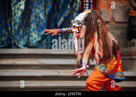 Danseur dans daemon Rangda masque traditionnel - mauvais esprit de Bali isalnd. Danse rituelle au Temple cérémonie devant le silence balinais Nyepi jour. Banque D'Images