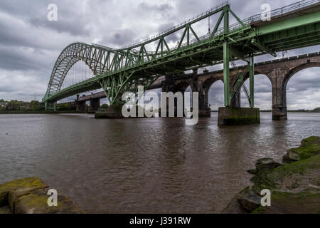 Les ponts routiers et ferroviaires Runcorn Banque D'Images