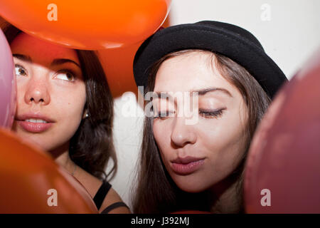 Friends hanging out at a party Banque D'Images