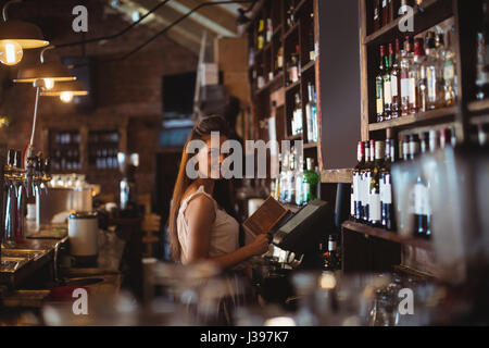 Portrait de femme tenant d'offres bar pub dans le menu Banque D'Images