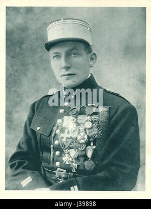 Portrait de Charles Nungesser, aviateur français et as volant de la première Guerre mondiale, représenté en uniforme de lieutenant, reflétant son service militaire et sa carrière dans l'aviation. Banque D'Images