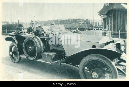 Charles Nungesser, un aviateur français célèbre, est photographié avec une Rolls Royce, symbolisant son importance dans l'aviation et le luxe. Nungesser était bien connu pour ses vols audacieux, et son association avec l'automobile de luxe souligne davantage son statut élevé au début du XXe siècle en France. Banque D'Images