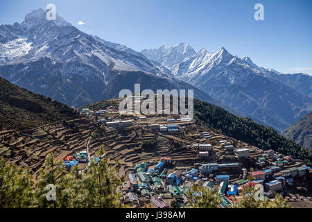 Assis dans un amphithéâtre naturel 3500m au-dessus du niveau de la mer, entouré de montagnes aux sommets enneigés, Namche Bazar est un centre commercial traditionnel Banque D'Images