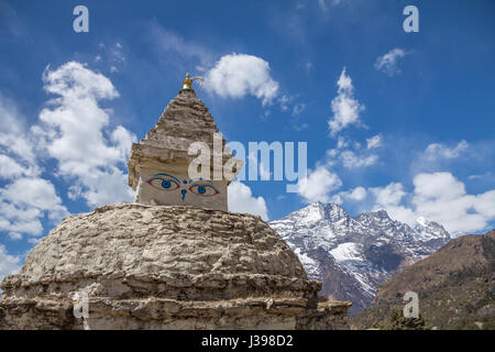 Stupa de pierre avec des yeux de Bouddha sur la piste au-dessus de Namche Bazar, le parc national de Sagarmatha, vallée du Khumbu, Népal Banque D'Images