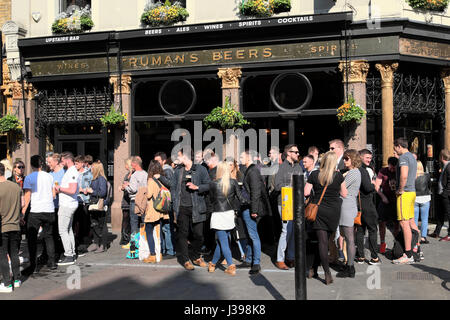 Vue des gens de l'extérieur de la dix cloches pub sur la rue Commerciale à Spitalfields East London E1 UK KATHY DEWITT Banque D'Images