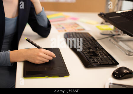 Sur le numériseur Businesswoman working at desk in office Banque D'Images