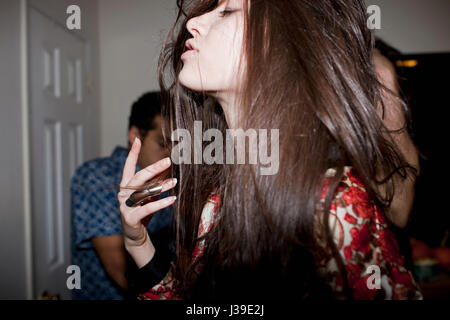 Young woman dancing at a party Banque D'Images