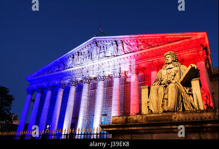 L'Assemblée nationale française illuminé avec des couleurs du drapeau national français d'honorer les victimes du 14 juillet 2016 l'attaque terroriste à Nice. Banque D'Images