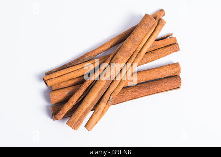 Vue de dessus du tas de bâtons de cannelle sur fond blanc Banque D'Images