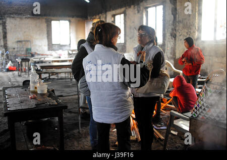 Reportage sur les bénévoles avec l'organisme de bienfaisance, les gynécologues sans frontières qui travaillent dans les camps de réfugiés près de Calais dans le nord de la france. Les sages-femmes. Banque D'Images