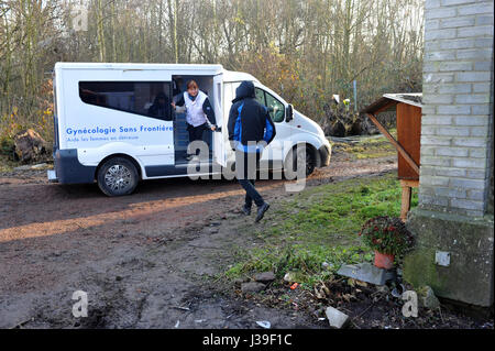 Reportage sur les bénévoles avec l'organisme de bienfaisance, les gynécologues sans frontières qui travaillent dans les camps de réfugiés près de Calais dans le nord de la france. Banque D'Images