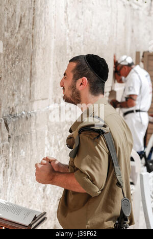 Un soldat juif israélien priant devant le mur de l'Ouest Banque D'Images