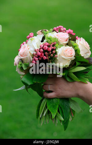 Bride holding bouquet de roses. Banque D'Images