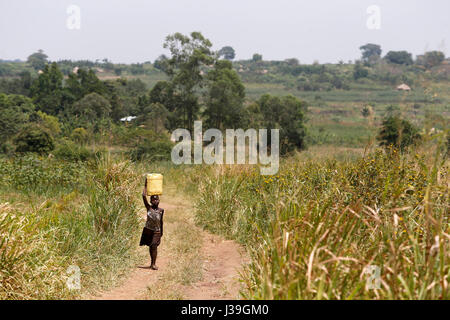 Enfant ougandais à aller chercher de l'eau. Banque D'Images