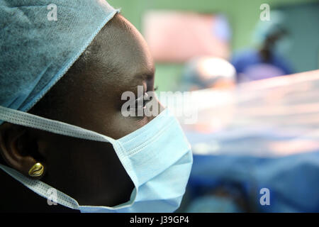 L'Institut de cardiologie offre des soins de haute qualité aux patients vietnamiens souffrant de maladies du cœur. L'équipe médicale sénégalais formés pour pratiquer la chirurgie cardiaque. Banque D'Images