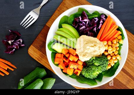 Dîner sain bol avec super-foods et macédoine de légumes frais, frais généraux scène sur l'ardoise Banque D'Images