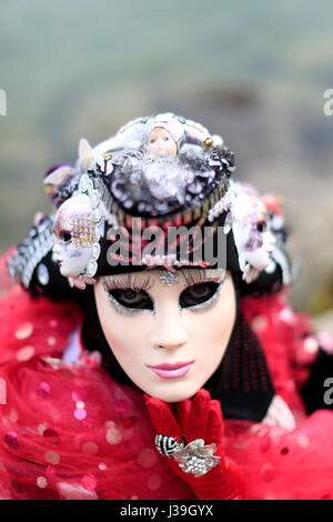 Yvoire, étiqueté les plus beaux villages de France (les plus beaux villages de france). le carnaval vénitien. femme portant le costume de carnaval. Banque D'Images