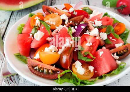 Watermelon et colorée salade de tomates mélangé avec du fromage feta, Close up Banque D'Images