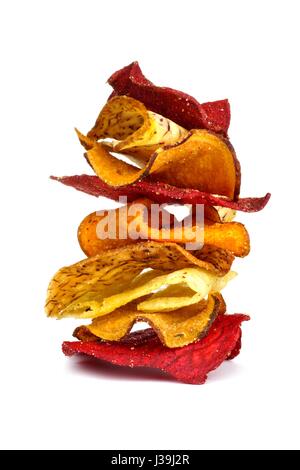 Pile de jetons de légumes sains mixte isolé sur fond blanc Banque D'Images