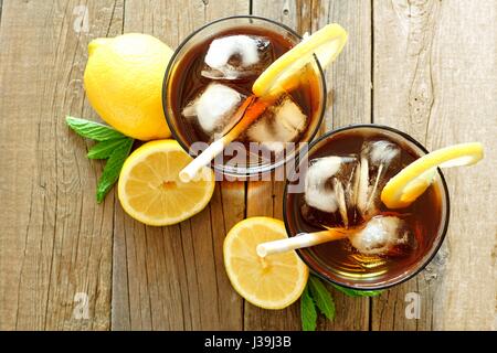 Deux verres de thé glacé au citron, vue aérienne sur un fond de bois rustique Banque D'Images