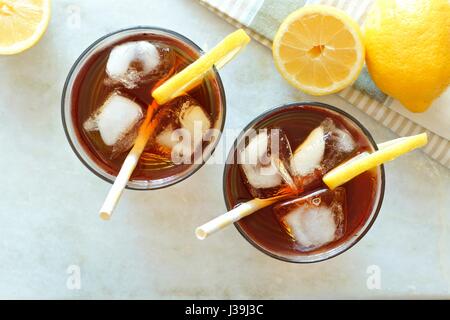 Deux verres de thé glacé de citrons, vue aérienne sur un arrière-plan en marbre blanc Banque D'Images